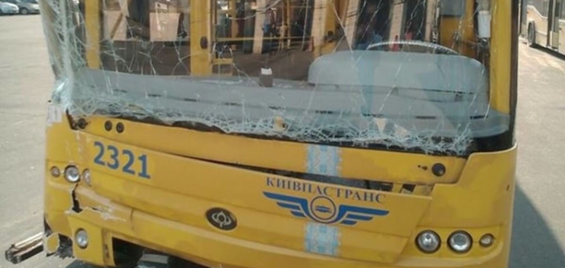 Названо справжню причину гучної аварії тролейбуса в Києві