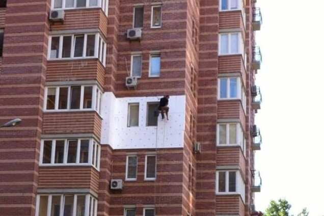 Насолити ближньому. У Києві мешканці висотки помстилися сусідові за утеплювач: фотофакт