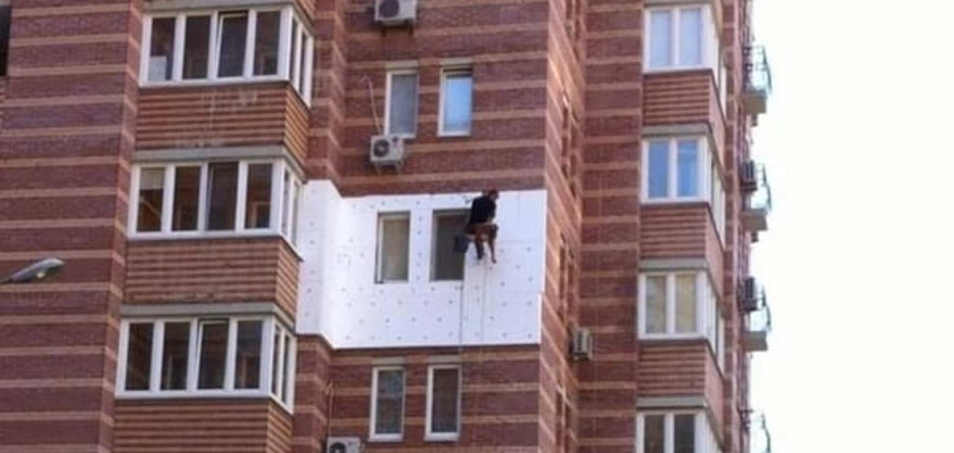 Насолить ближнему. В Киеве жильцы высотки отомстили соседу за утеплитель: фотофакт