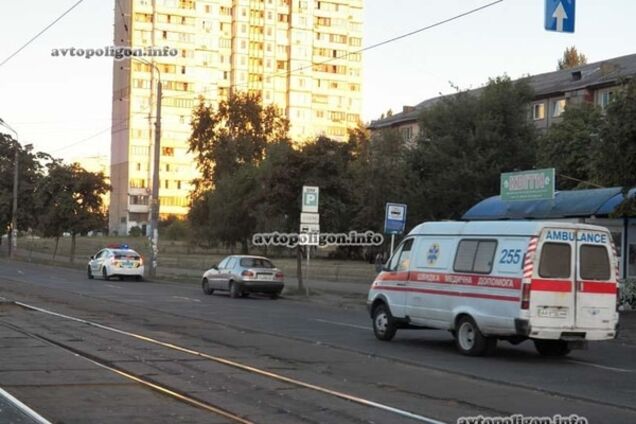 В Киеве пьяная женщина-камикадзе попала под трамвай: фото аварии