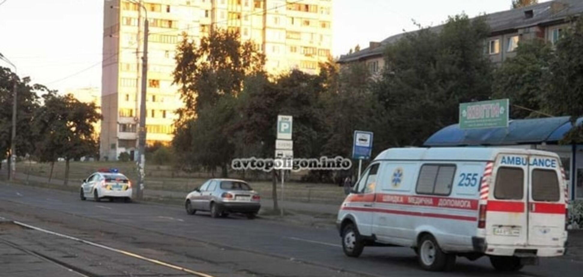 В Киеве пьяная женщина-камикадзе попала под трамвай: фото аварии