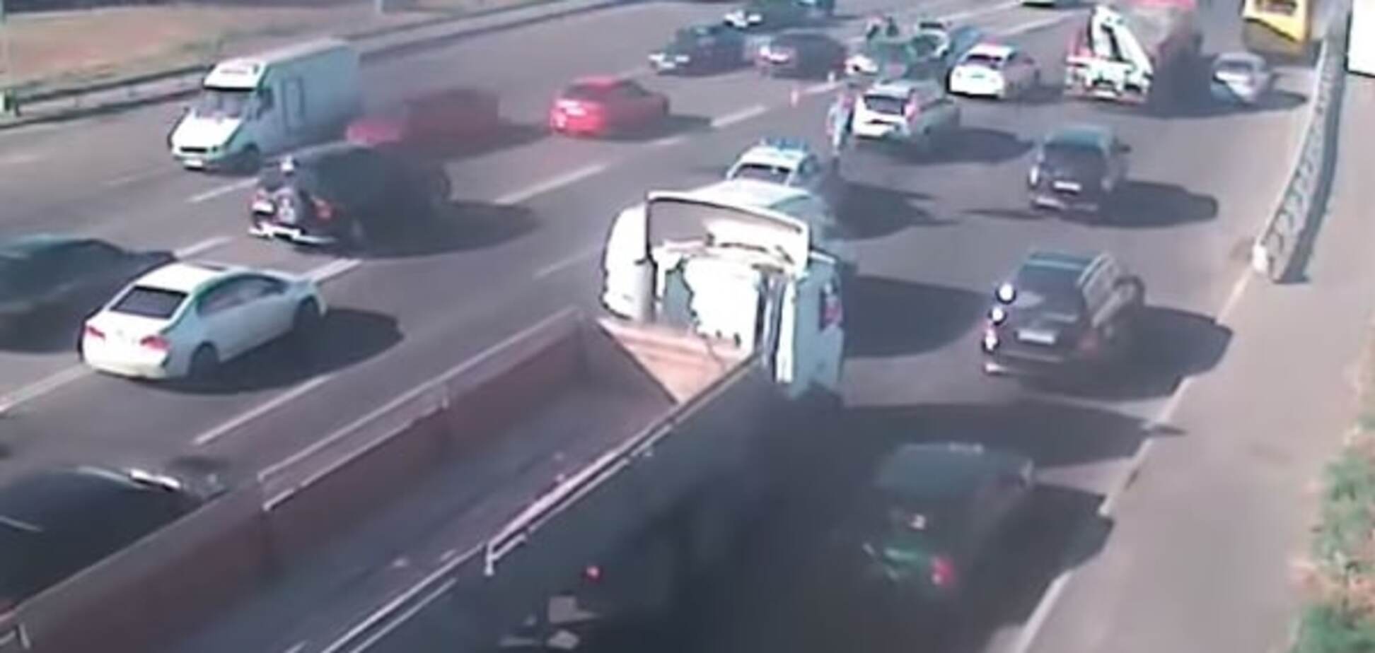 В Киеве массовое ДТП образовало пробку на мосту Патона