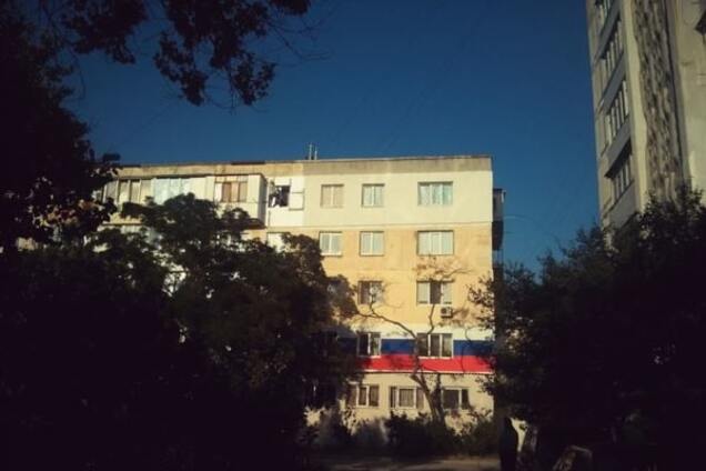 В Евпатории дом 'утеплили' российским триколором