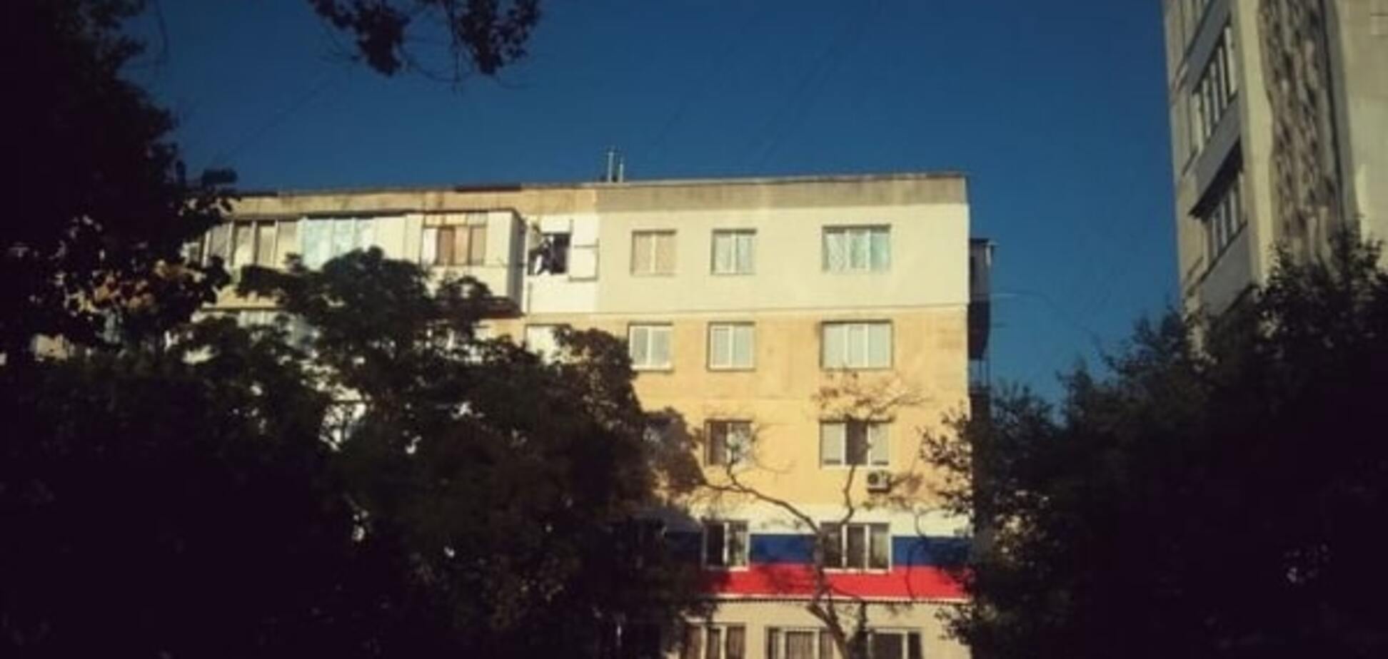 В Евпатории дом 'утеплили' российским триколором