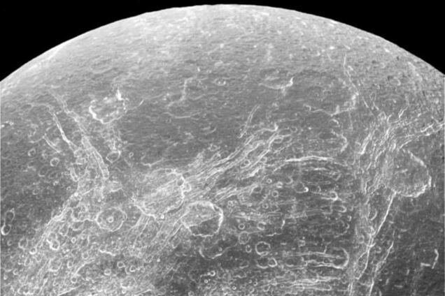 Космос на ладони: NASA показало удивительное фото четвертого спутника Сатурна
