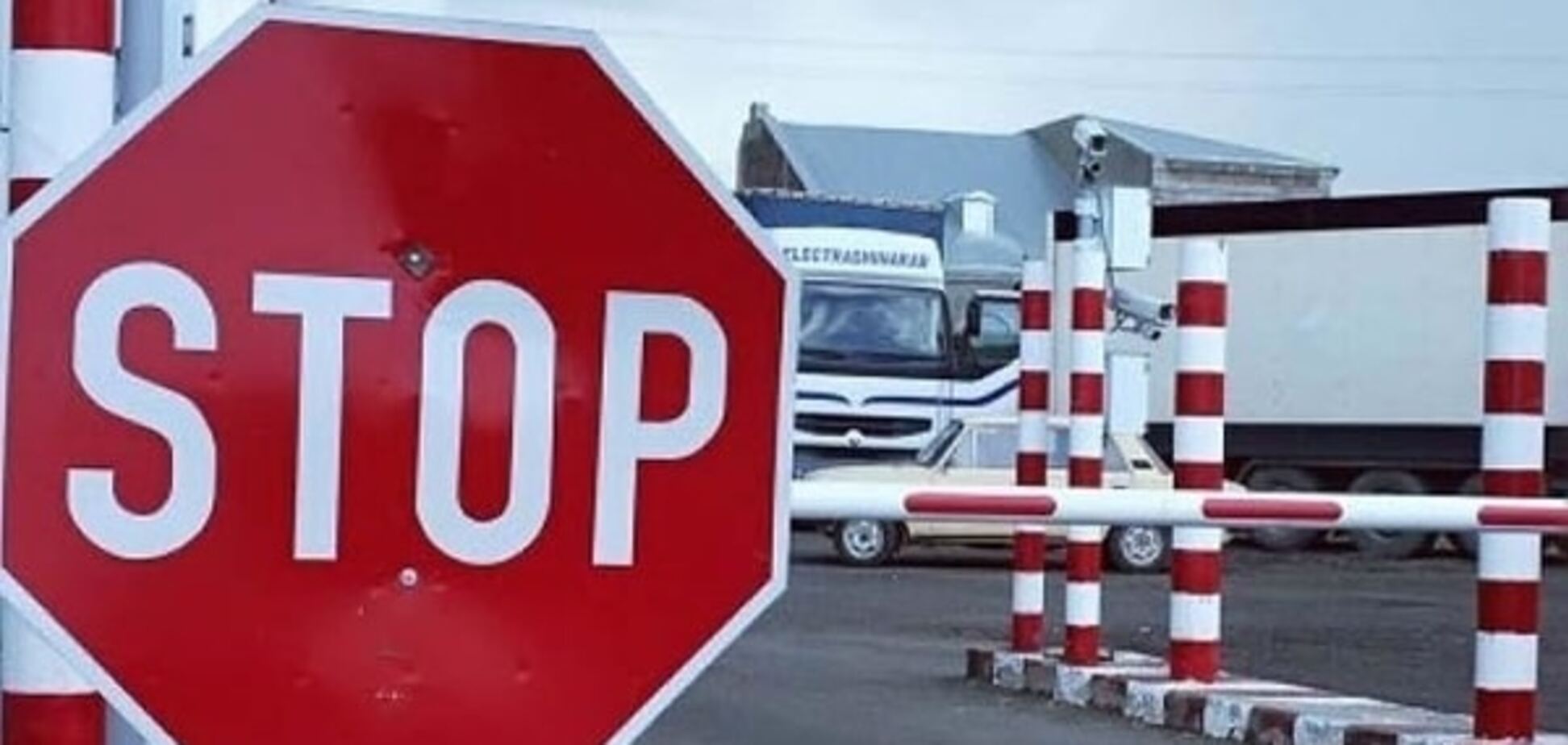 Россиянина не пустили в Литву из-за звезды с серпом и молотом