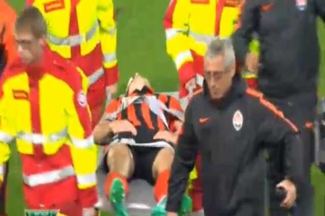 Со стадиона - в больницу: футболист 'Шахтера' получил серьезную травму в матче с 'Рапидом'