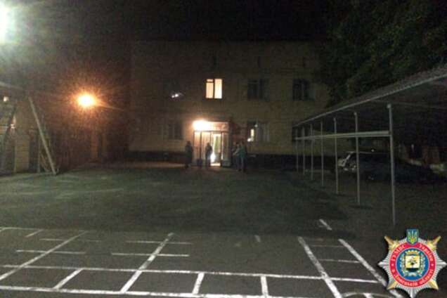 На Донбассе неизвестные подожгли военкомат 'коктейлем Молотова': фотофакт