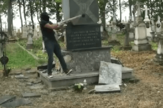 В Польше российские вандалы разрушили памятник воинам УПА: видеофакт