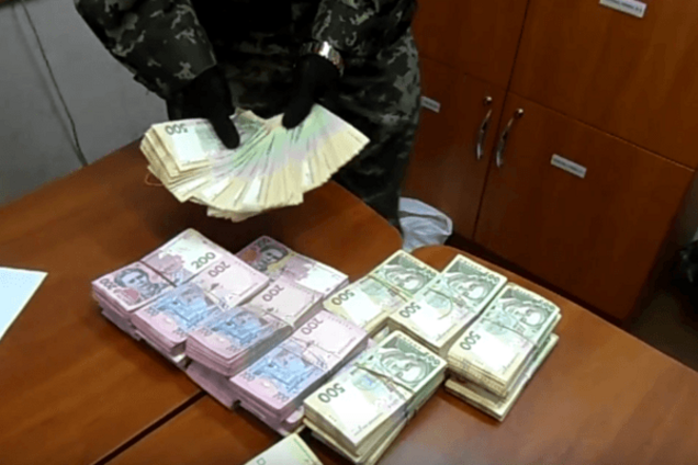 Прикордонники затримали луганчанку, яка сховала мільйон гривень під білизною: відеофакт