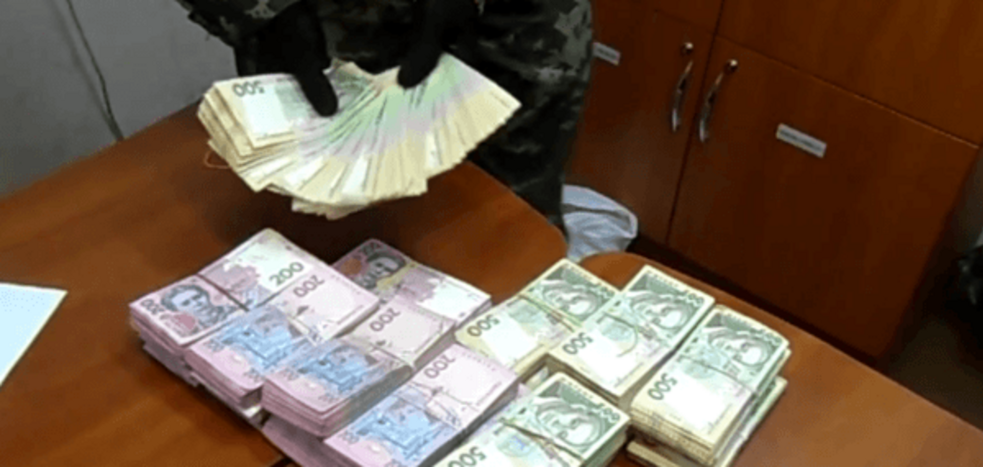 Пограничники задержали луганчанку, спрятавшую миллион гривен под бельем: видеофакт