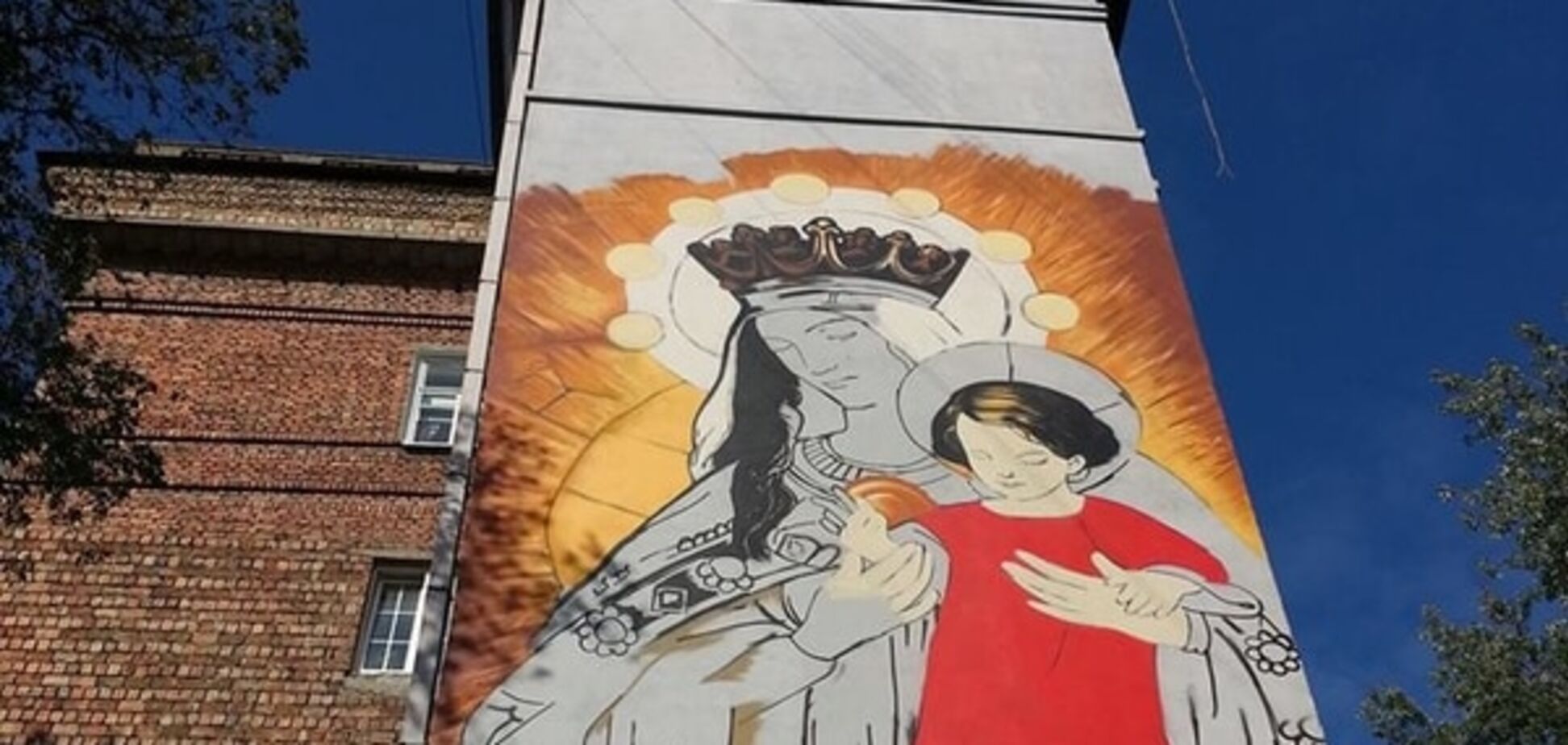 На одной из главных улиц Киева появилась гигантская Дева Мария: фотофакт