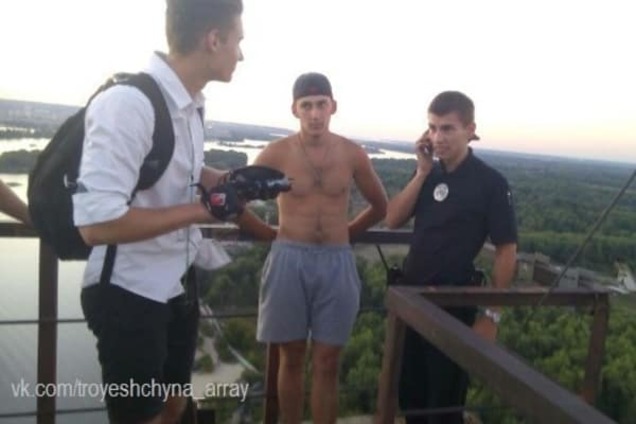 В Киеве полиция задержала руфера на высоте 120 м над Днепром: фотофакт