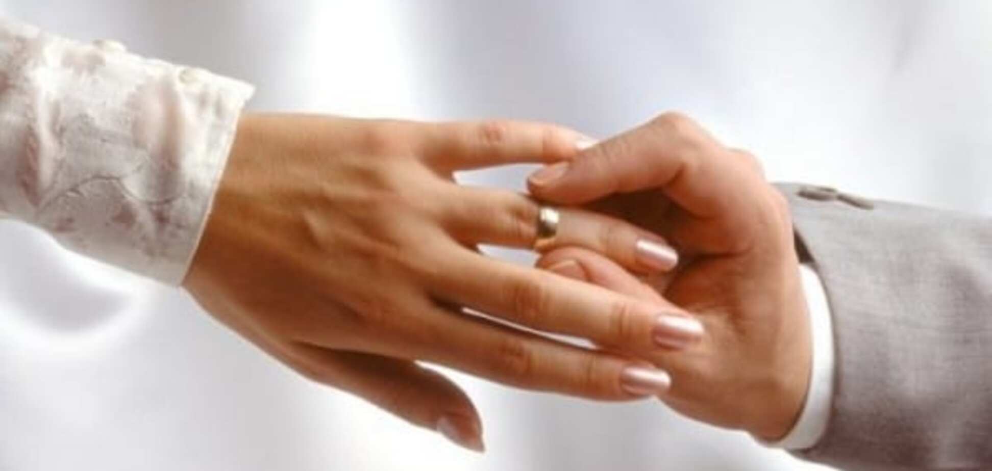 Врачи предупредили: обручальные кольца могут привести к ампутации пальцев