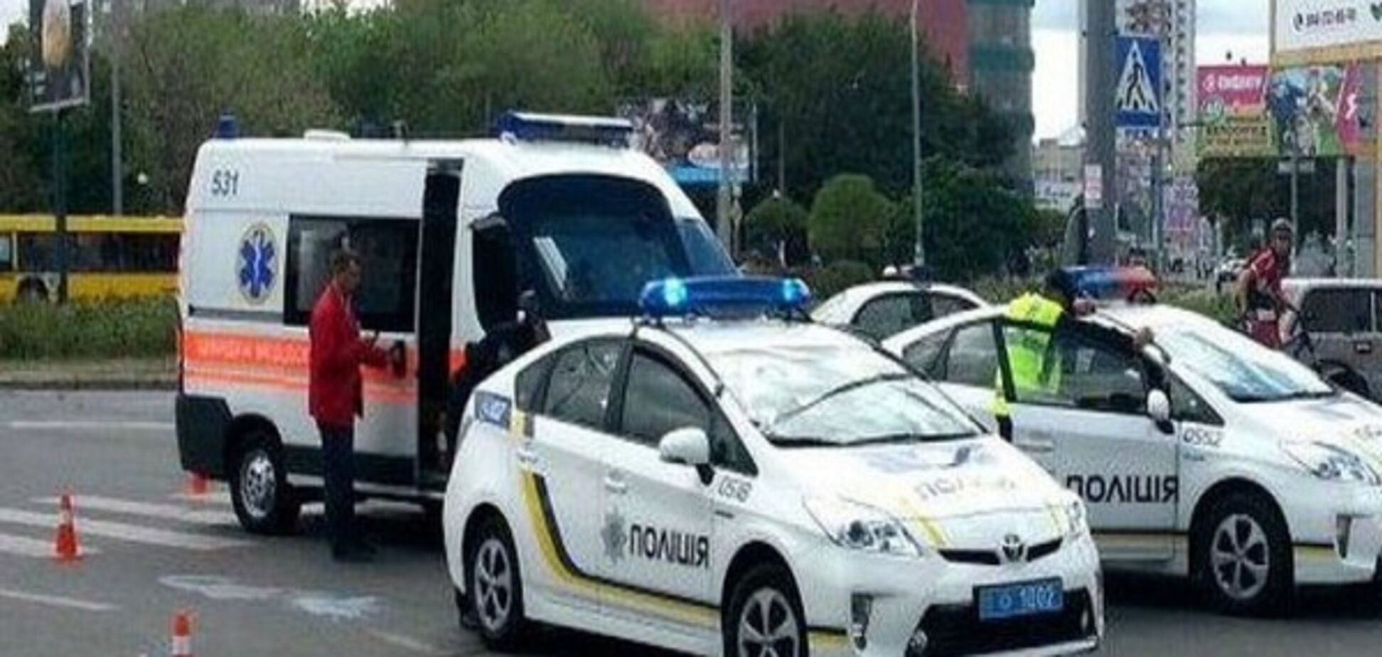 В Киеве женщина на пешеходном переходе едва не убила девушку: фото аварии