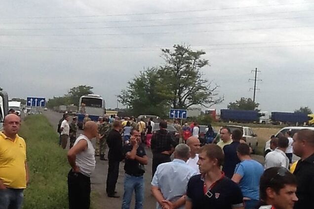 На юге Украины разыгралась война за дороги: водители грузовиков против дорожников и местных жителей