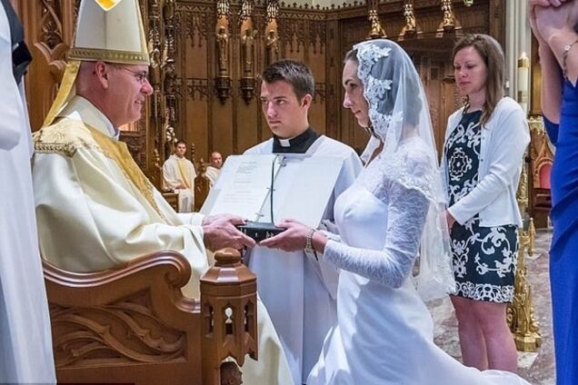 38-летняя девственница вышла замуж за Иисуса Христа в подвенечном платье