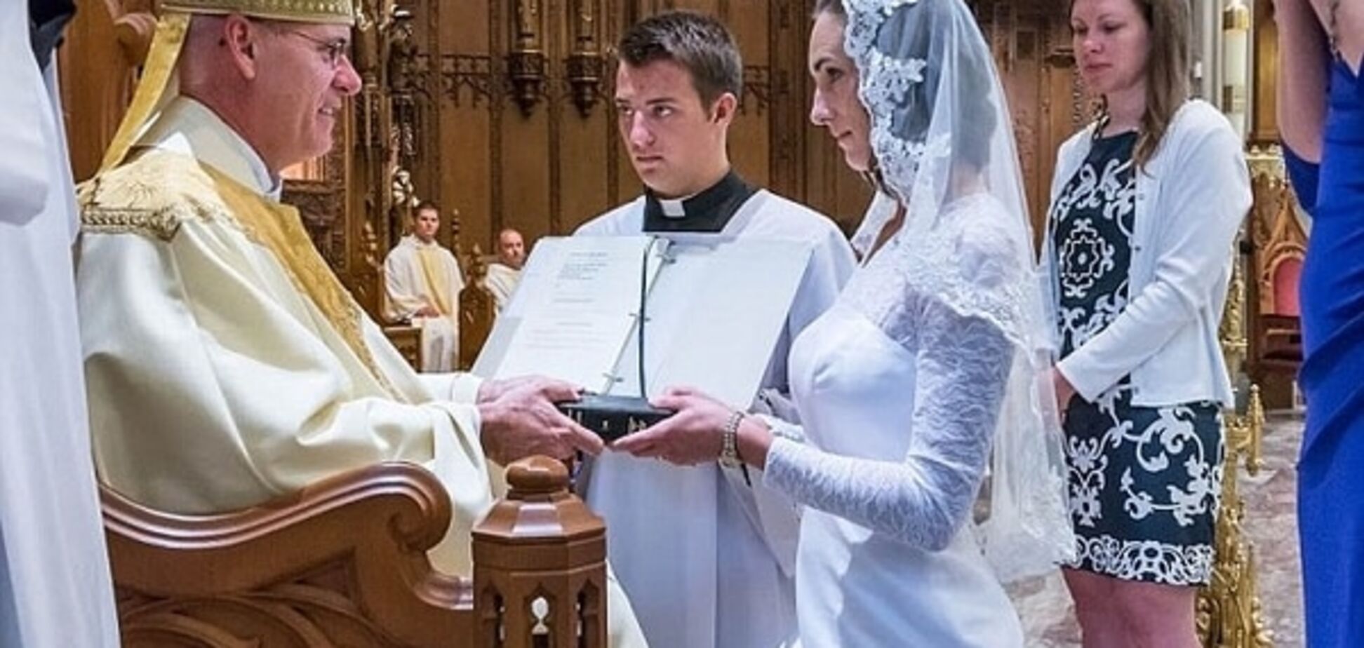 38-летняя девственница вышла замуж за Иисуса Христа в подвенечном платье