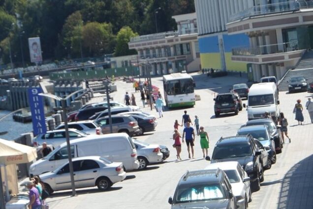 В Киеве новую набережную на Почтовой превратили в парковку: фоторепортаж