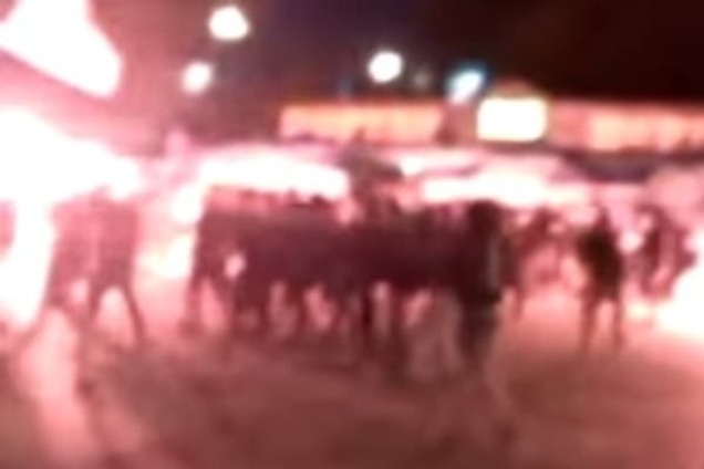 В Киеве произошла массовая драка украинских и польских фанатов: видео побоища