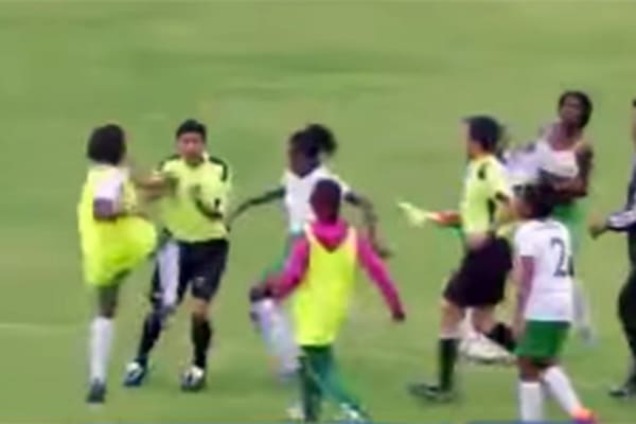 'Ногой в живот арбитру': сумасшедшие футболистки устроили массовую драку