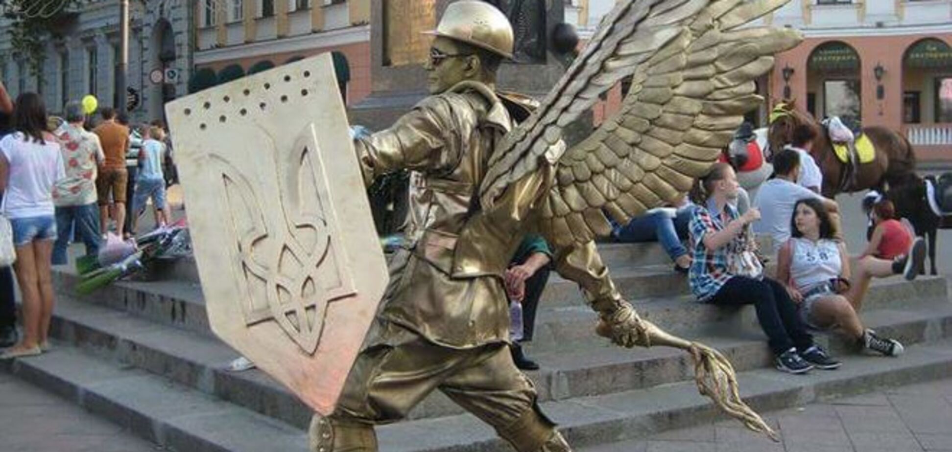 В Одесі із ножем накинулися на живу статую ангела Небесної сотні