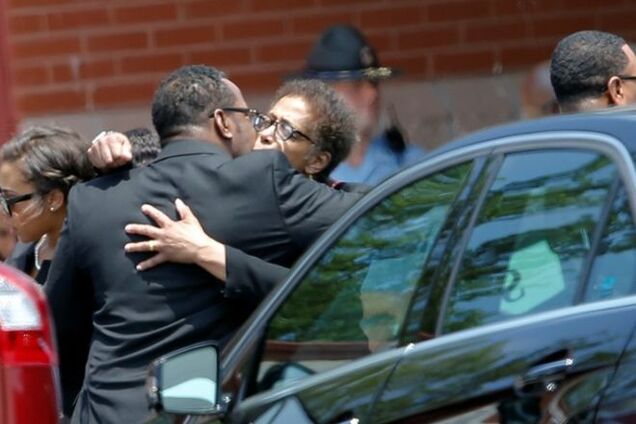 Дочь Уитни Хьюстон похоронили под музыку матери: опубликованы фото