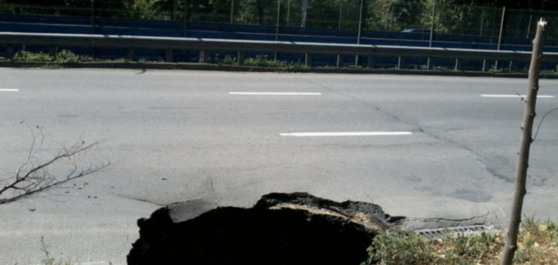 В Киеве провалился асфальт: ограничено движение транспорта