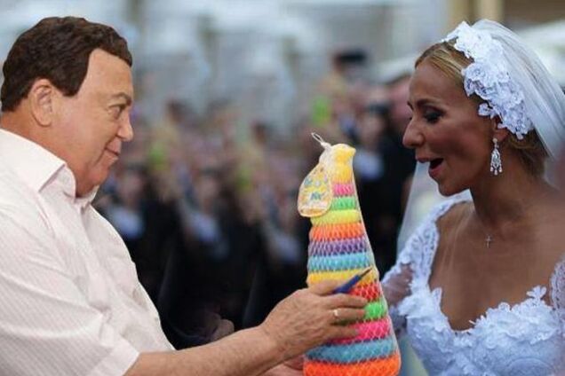 Кобзона с пластмассовой игрушкой 'привели' на свадьбу к Навке: фотофакт