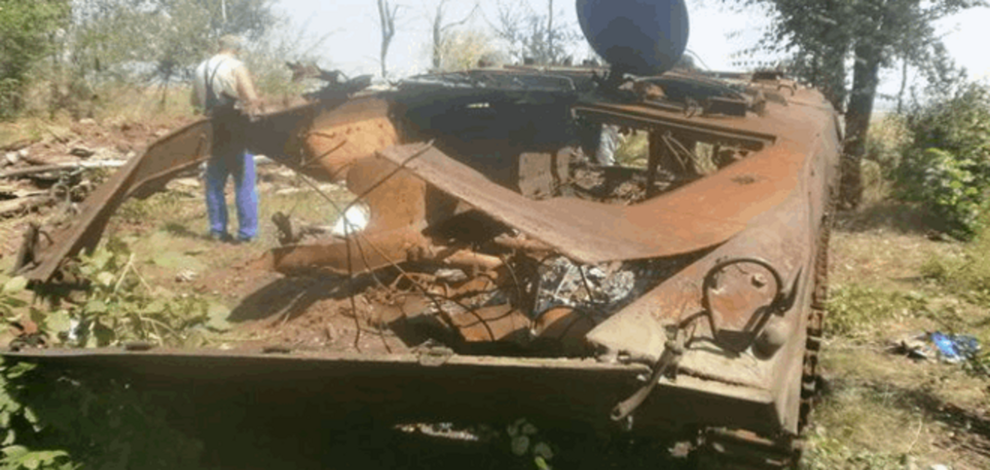 На Луганщине нашли сгоревший БМП с останками экипажа: фотофакт