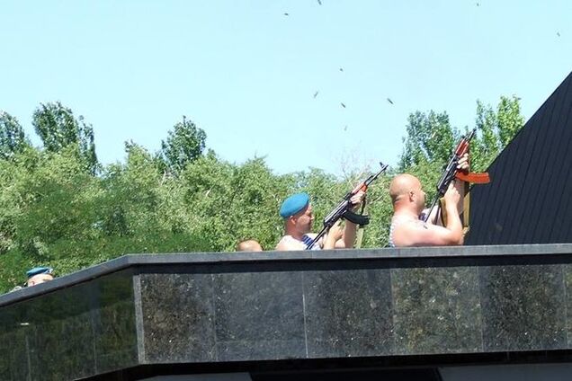 Террористы 'отпраздновали' день ВДВ стрельбой в Донецке