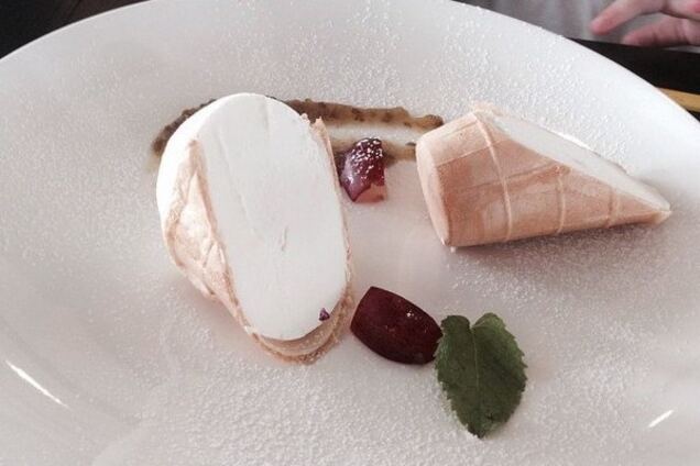 В ресторане Сочи дешевый пломбир пафосно продали за 100 грн: фотофакт