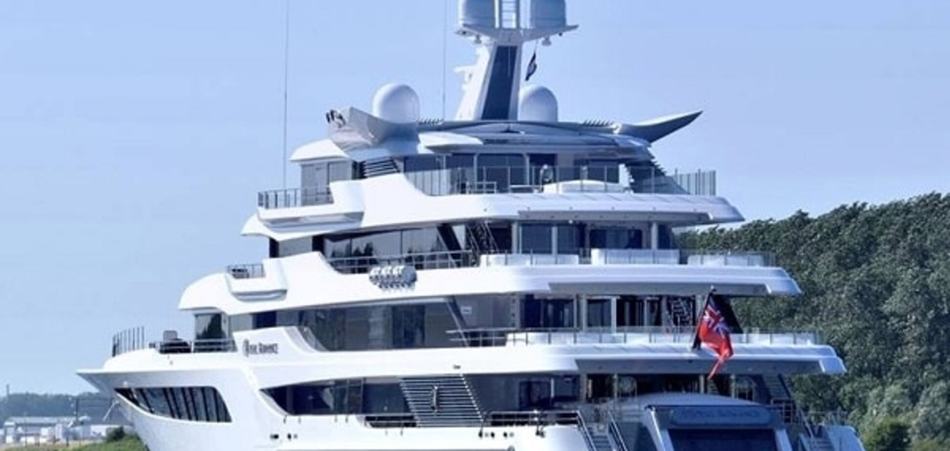 Лещенко показав нову яхту Медведчука за € 180 млн: опубліковані фото