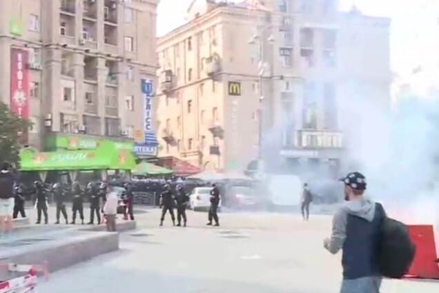 У центрі Києві відбулися бійки між футбольними фанатами: відео