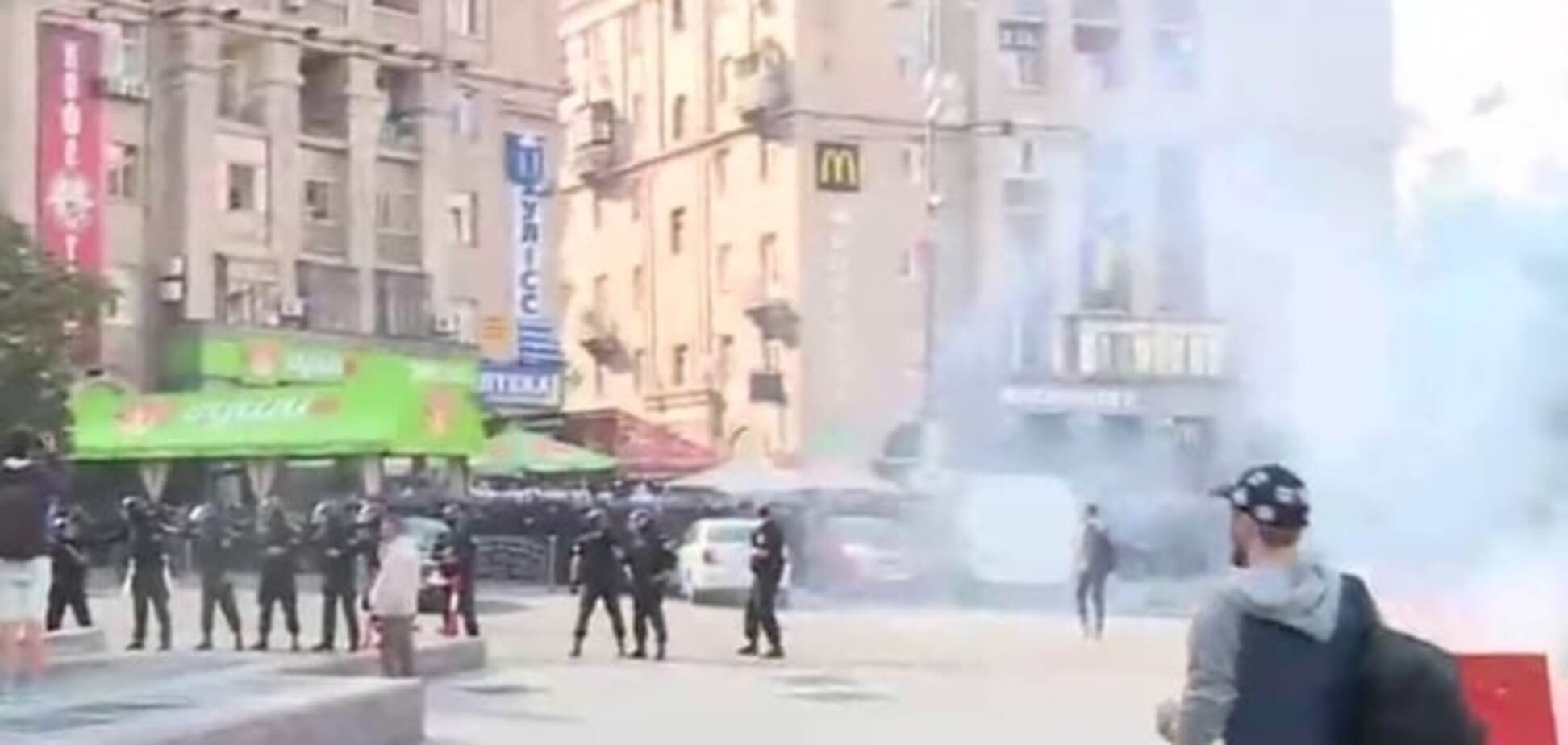 В центре Киеве произошли потасовки между футбольными фанатами: видео