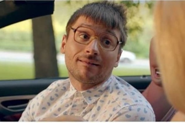 'Это все она': Сергей Лазарев стал очкариком-неудачником в новом клипе