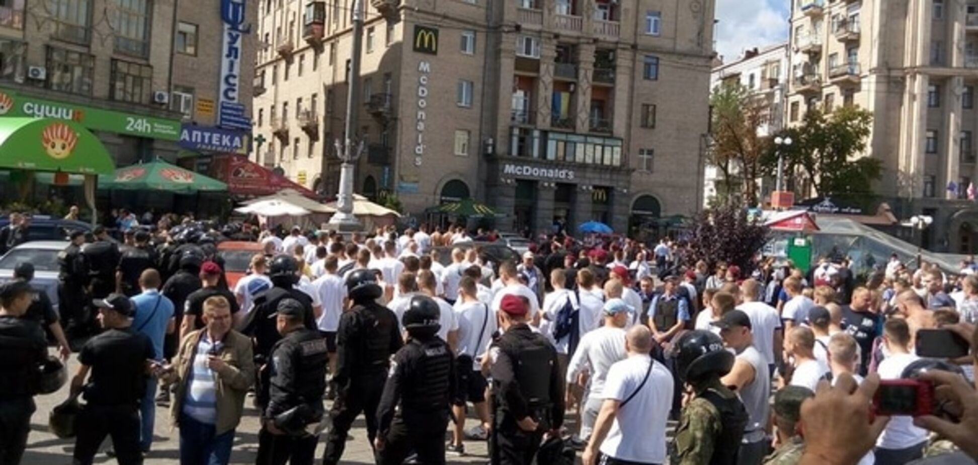 В центре Киева милиция оцепила толпу польских фанатов: фотофакт