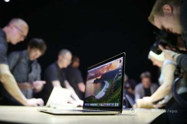 Раскрыт секрет 'неудобного' расположения MacBook на витринах магазинов
