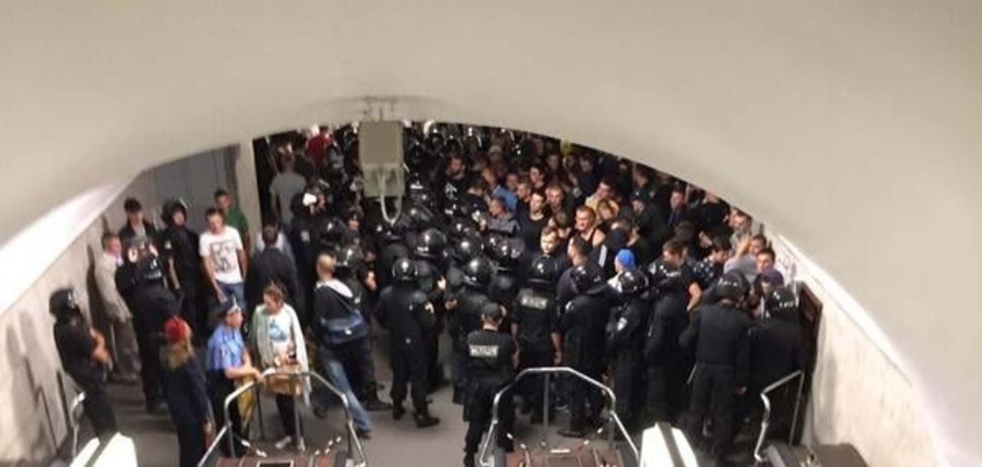 У київському метро міліція затримала групу футбольних ультрас: фотофакт