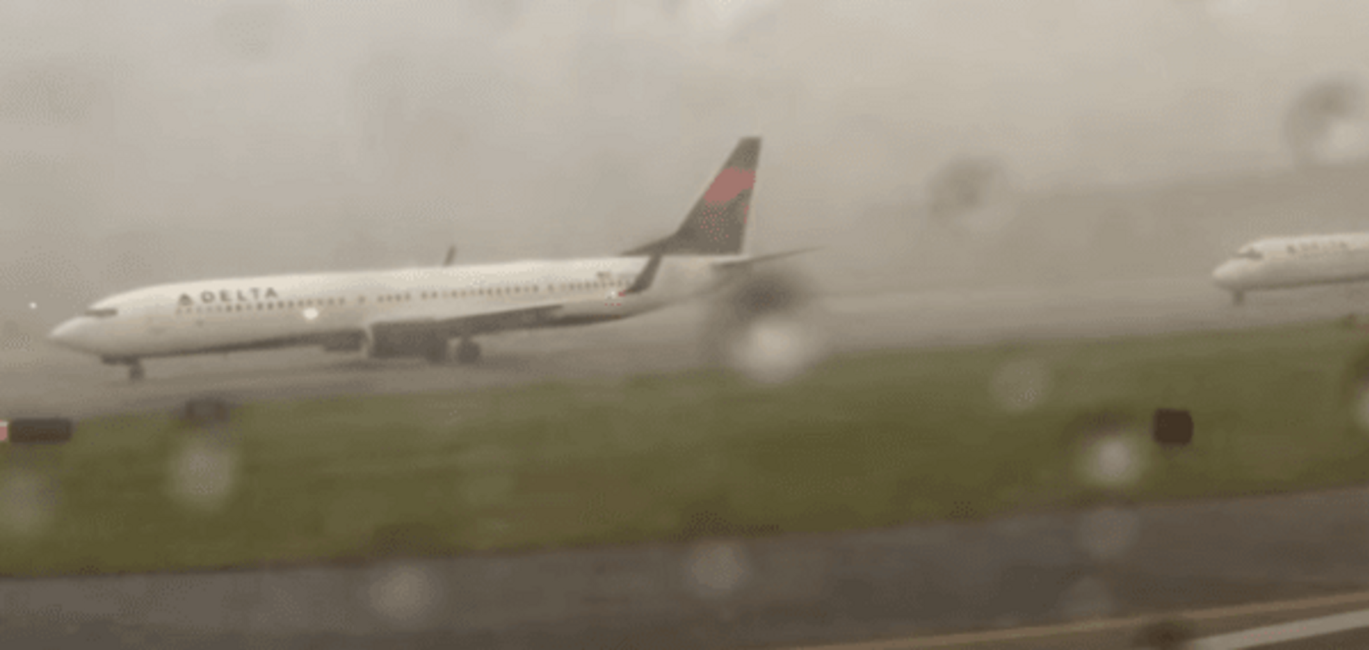 Невероятный момент: молния ударила в самолет прямо в аэропорту