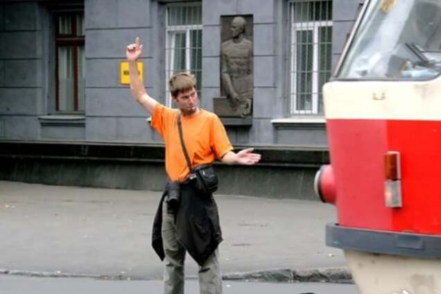 Одеський вантажник два дні поспіль рятував місто від транспортного колапсу. Фотофакт