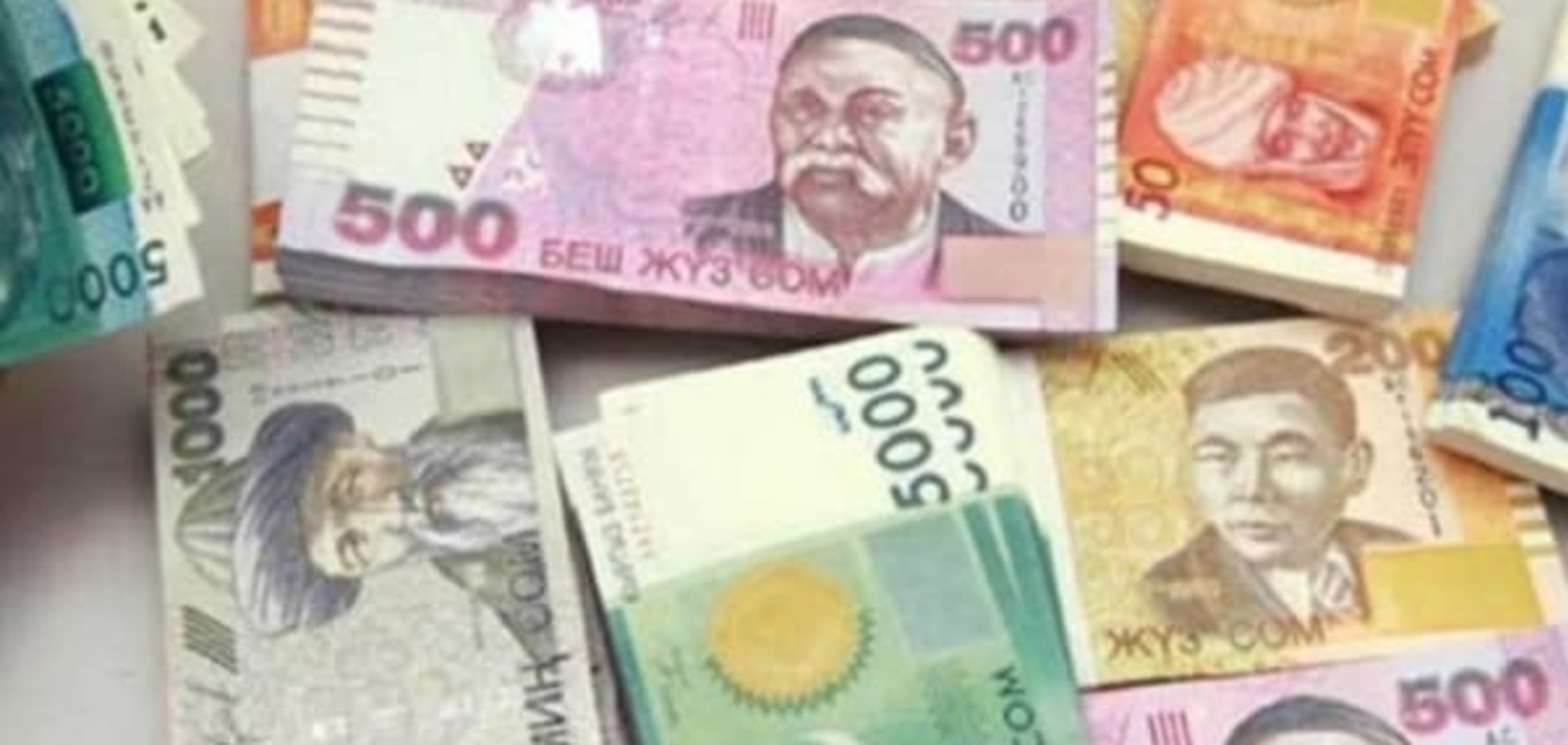 Казахстан тягне за собою сусідів: у Киргизії історично обвалилася нацвалюта