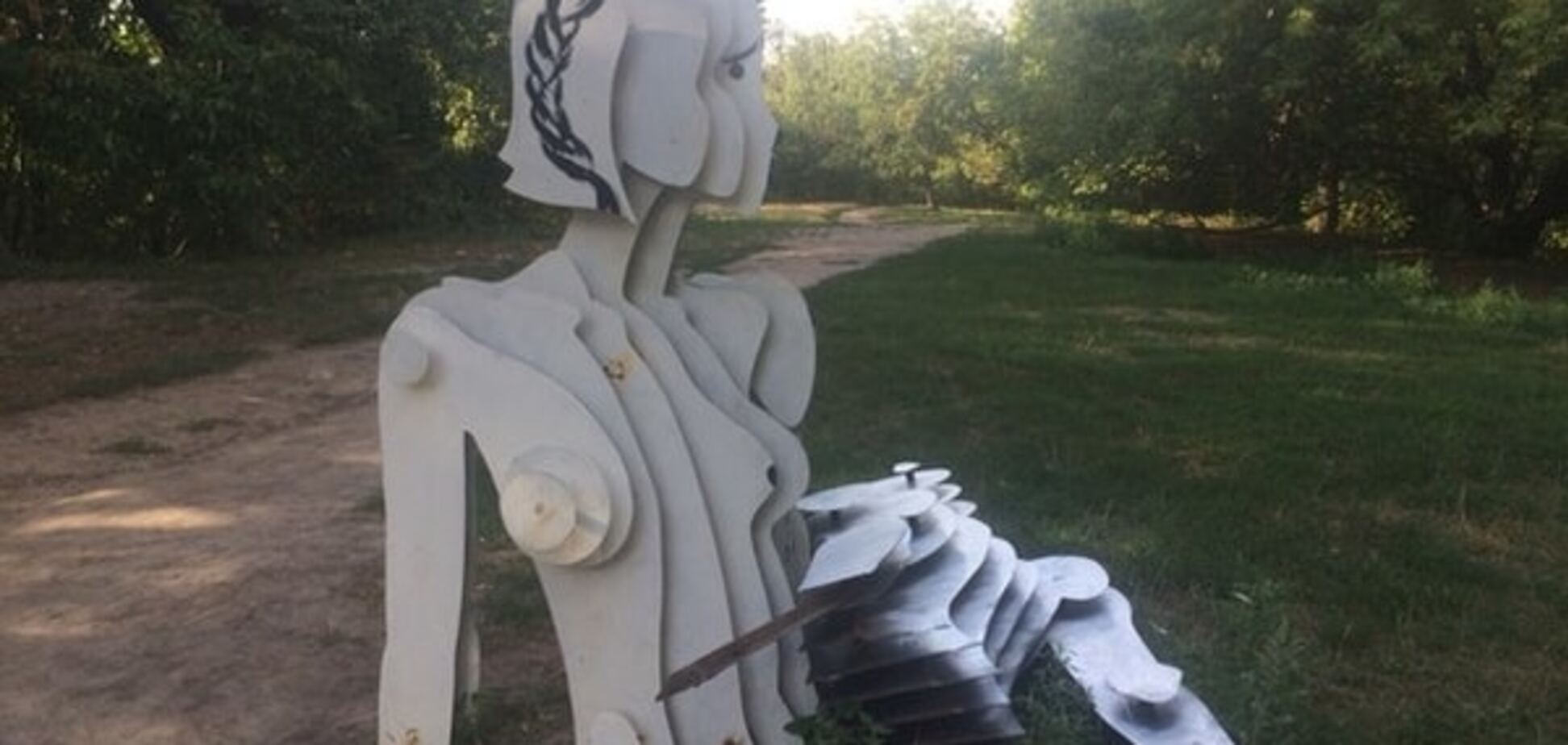 В Киеве на Пейзажке вандалы повредили скульптуру: фотофакт