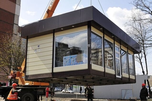 В Печерском районе придумали необычный способ спасения МАФов от демонтажа