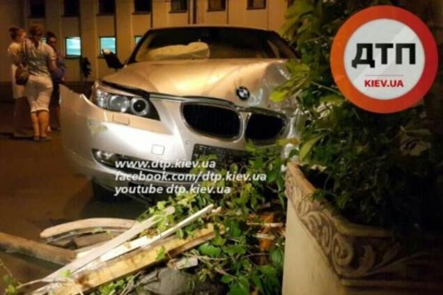В Киеве BMW протаранил летнюю площадку кафе: есть пострадавшие