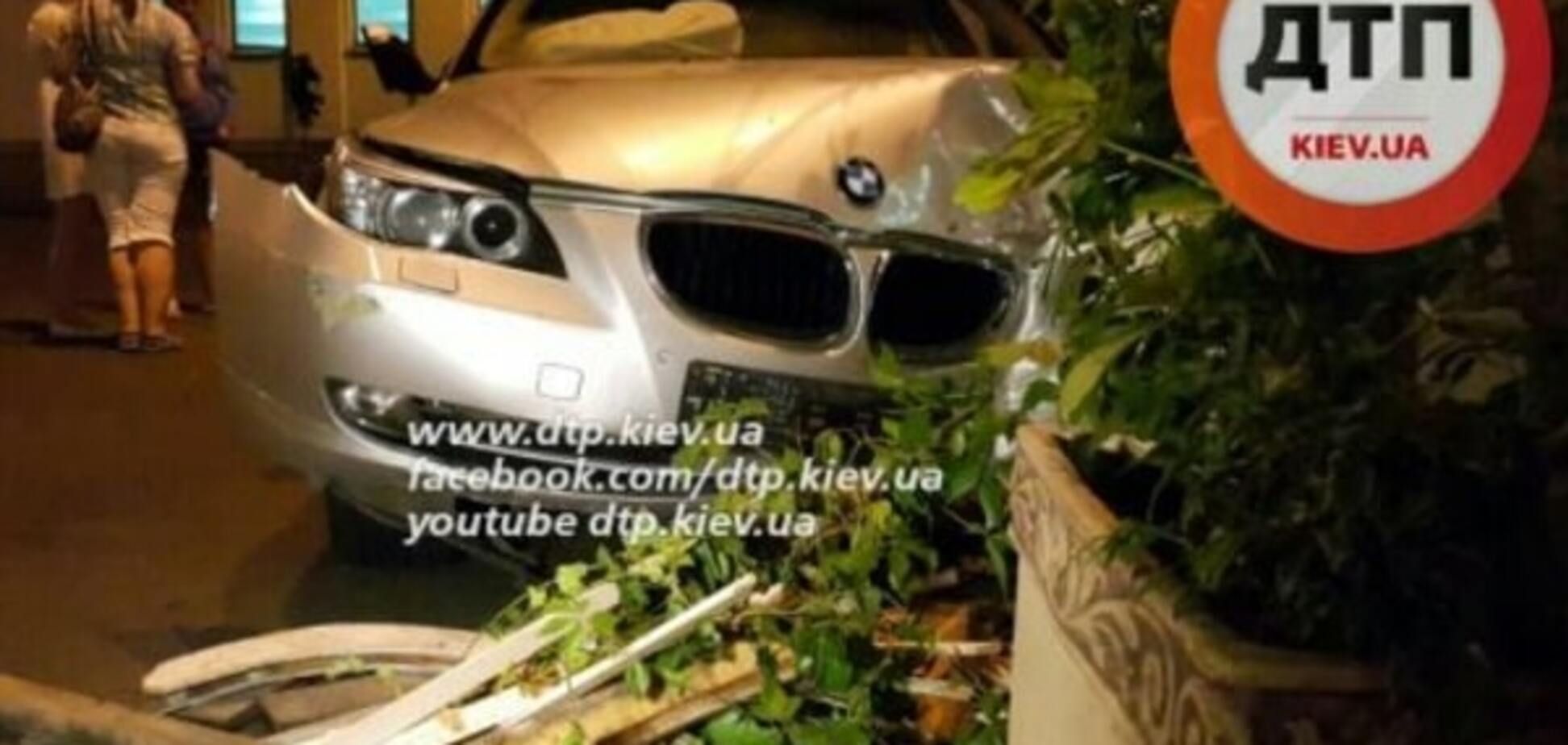 В Киеве BMW протаранил летнюю площадку кафе: есть пострадавшие