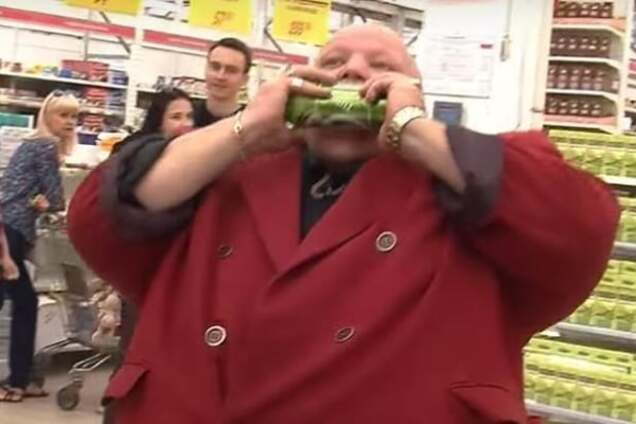 Рвать зубами санкционку. В Петербурге 'казаки' и 'браток' устроили погром в супермаркете: видеофакт