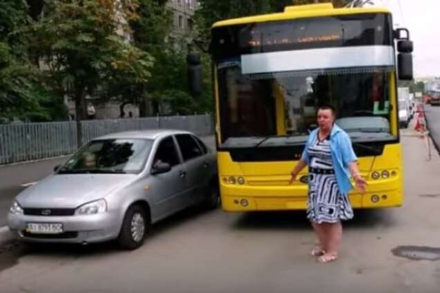 В Киеве водитель троллейбуса устроила скандал автохаму: видеофакт