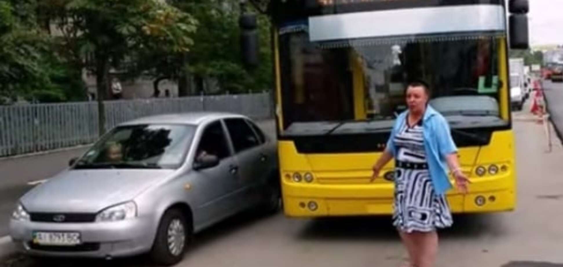 В Киеве водитель троллейбуса устроила скандал автохаму: видеофакт