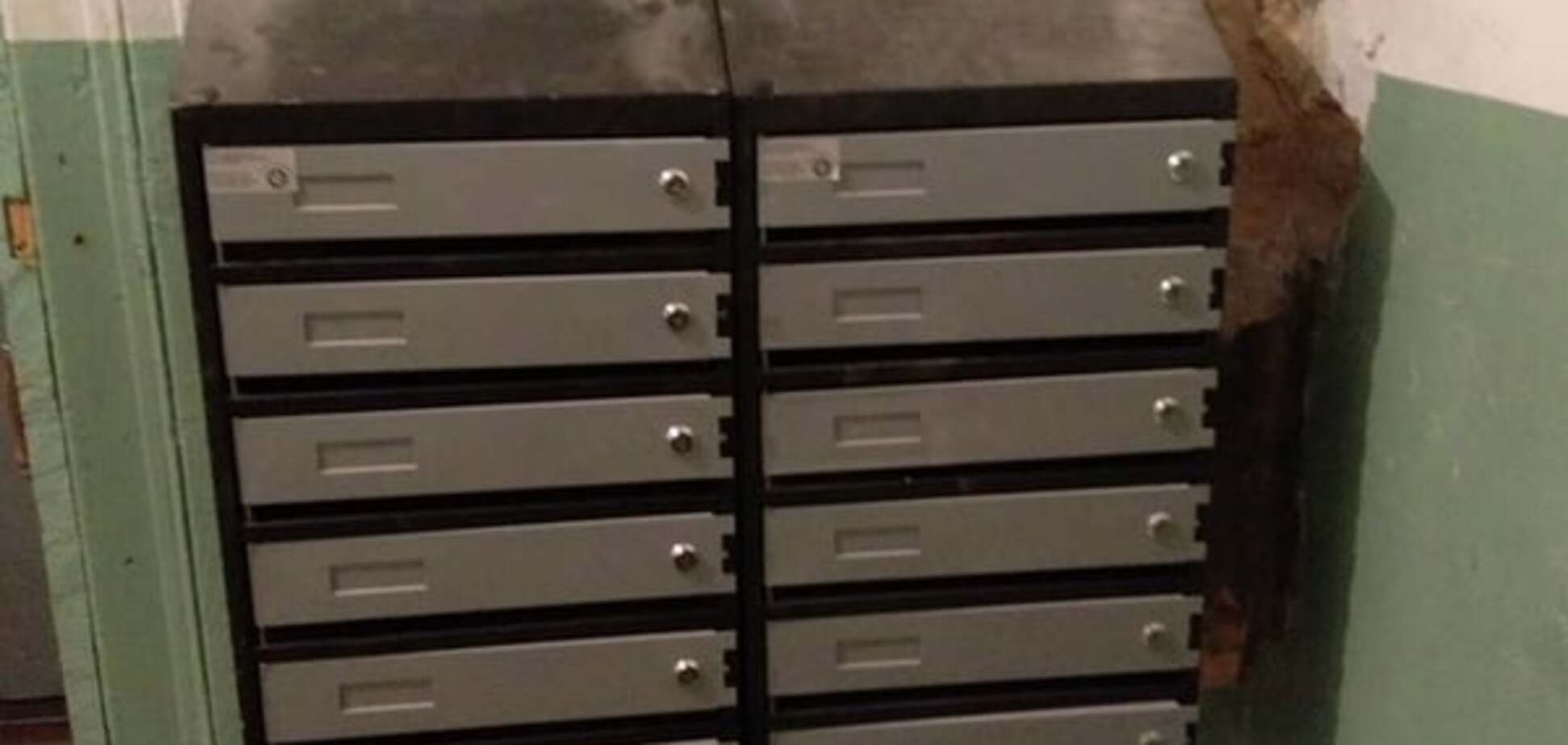 В Киеве работники ЖЭКа установили почтовые ящики 'вверх ногами'